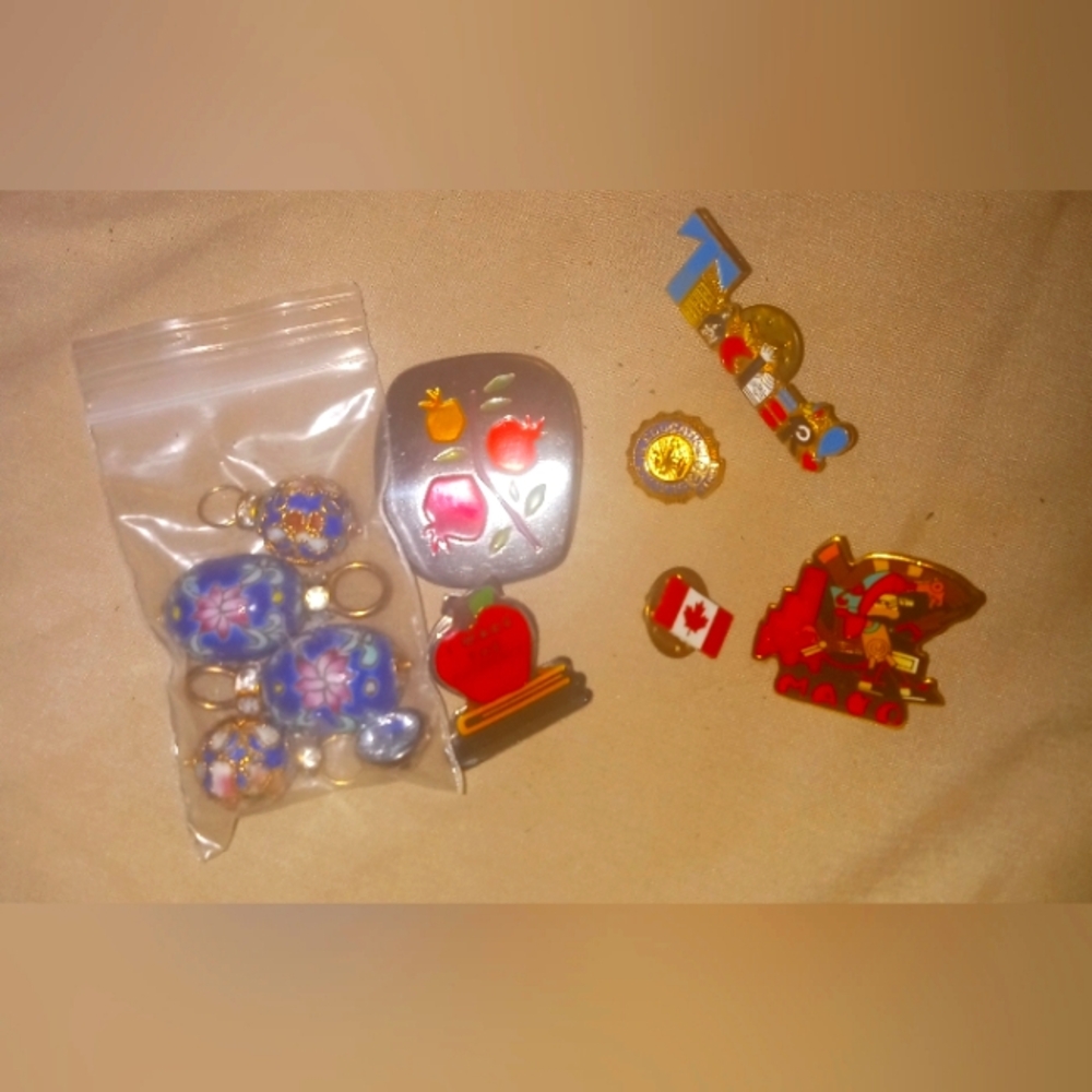 Lot of brooches, most with button snap backings/ beads